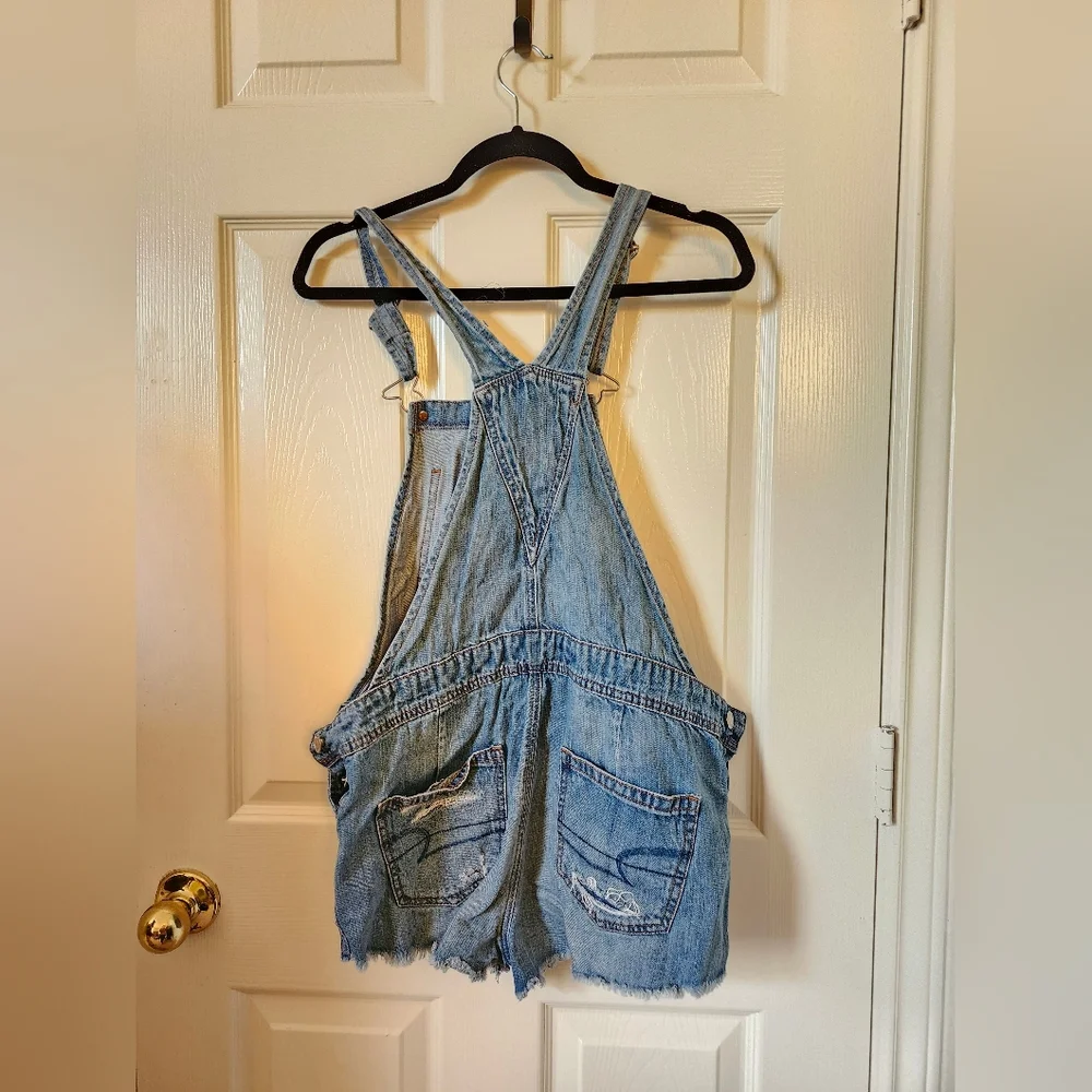 American Eagle Outfitters stylish denim